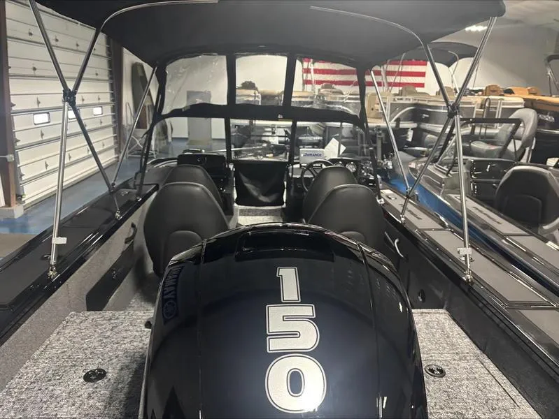 Slide: The Image of 2025 Tracker Targa™ V-18 WT boat interior with 150 horsepower engine. - 5