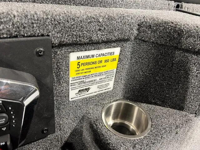 Slide: The Image of 2025 Lund 2075 Pro-V Bass XS boat capacity label, 5 persons or 950 lbs limit. - 19