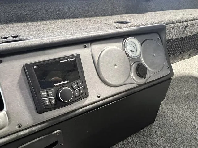 Slide: The Image of Lund 1875 Pro Guide Tiller 2023 - 11