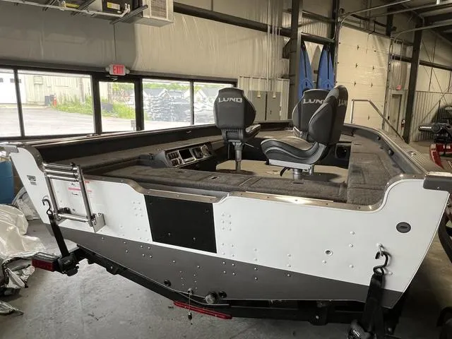 Slide: The Image of Lund 1875 Pro Guide Tiller 2023 - 4