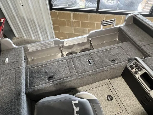 Slide: The Image of Lund 1875 Pro Guide Tiller 2023 - 5