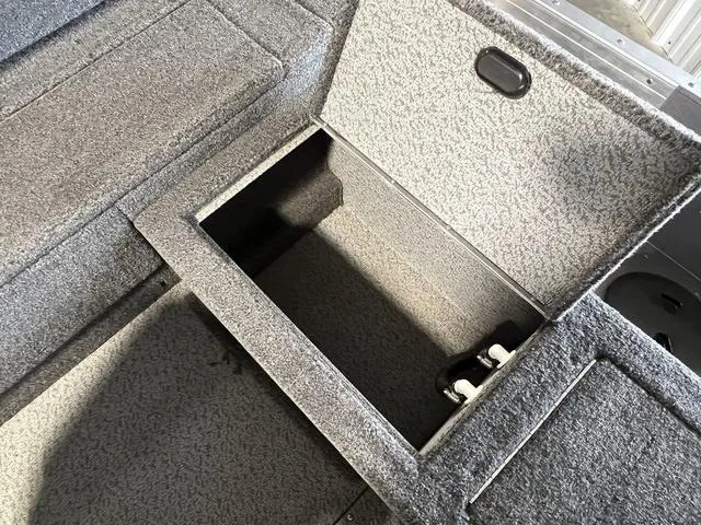 Slide: The Image of Lund 1875 Pro Guide Tiller 2023 - 6