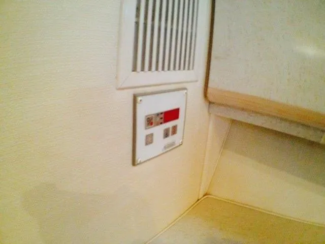 Slide: The Image of 1995 Wellcraft 3600 Martinique interior control panel and vent detail. - 29