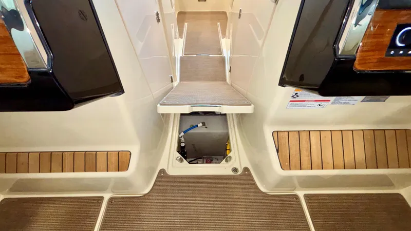 Slide: The Image of Chris-Craft Calypso 32 2024 - 50