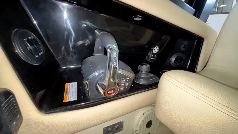 Slide: The Image of Chris-Craft Calypso 32 2024 - 53