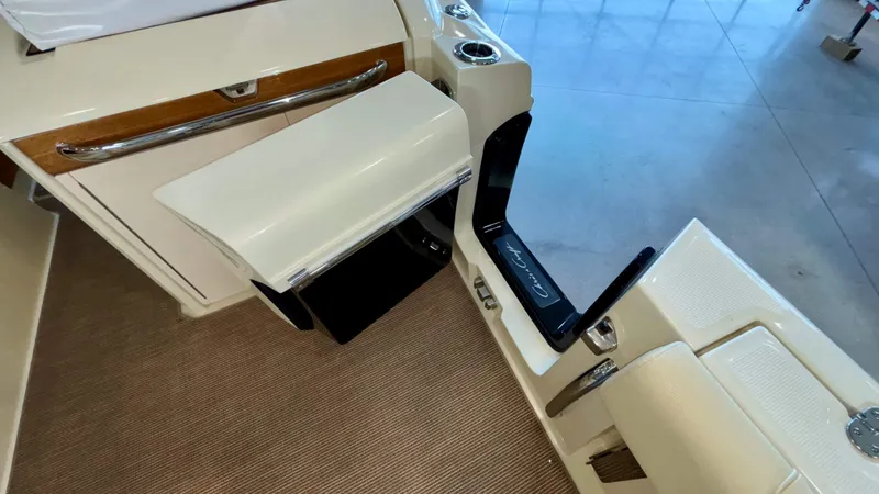 Slide: The Image of Chris-Craft Calypso 32 2024 - 58