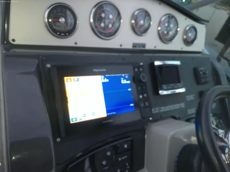 Slide: The Image of Sea Ray Sundancer 330 2015 - 60