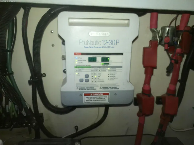 Slide: The Image of Sea Ray Sundancer 330 2015 - 65