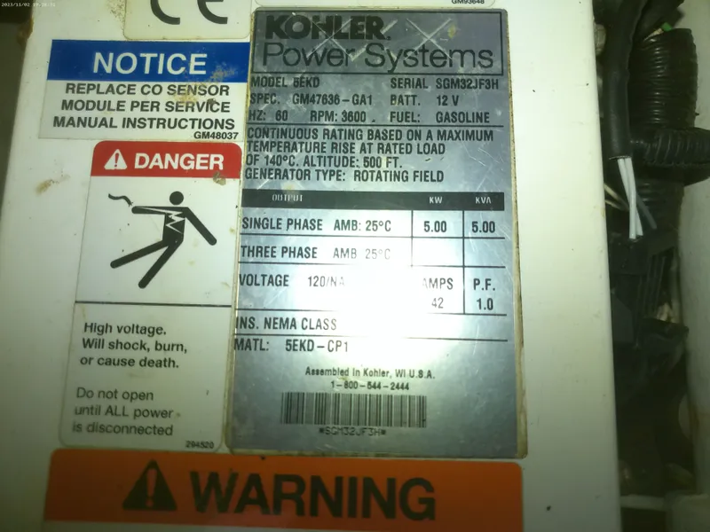 Slide: The Image of Sea Ray Sundancer 330 2015 - 66