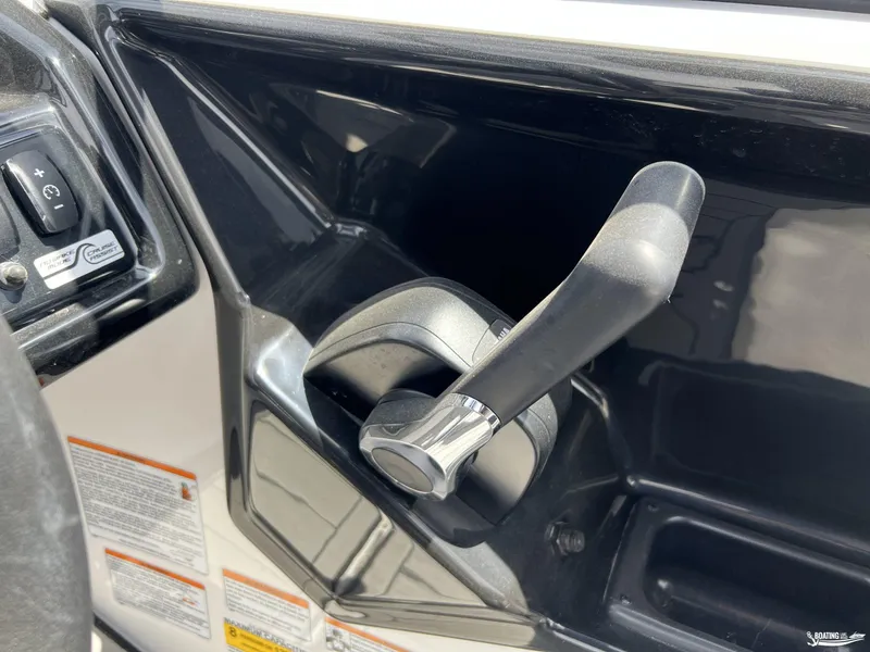 Slide: The Image of Throttle control of 2025 Yamaha Boats 195S, featuring sleek design and intuitive handling. - 14