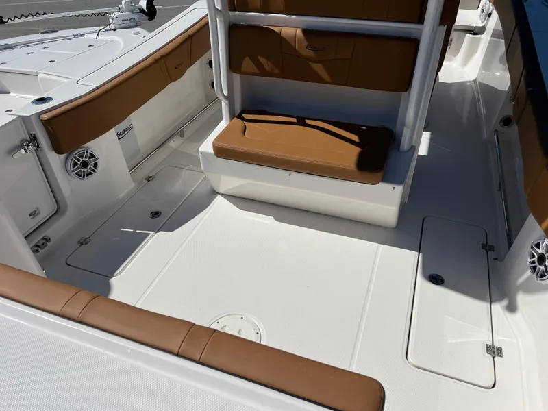 Slide: The Image of Robalo 270 Center Console 2025 - 11
