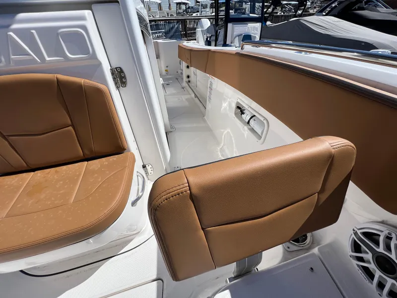 Slide: The Image of Robalo 270 Center Console 2025 - 12