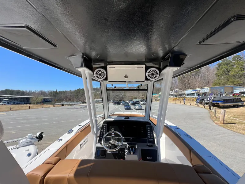 Slide: The Image of Robalo 270 Center Console 2025 - 15