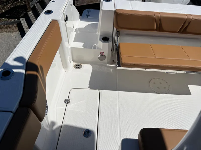 Slide: The Image of Robalo 270 Center Console 2025 - 17