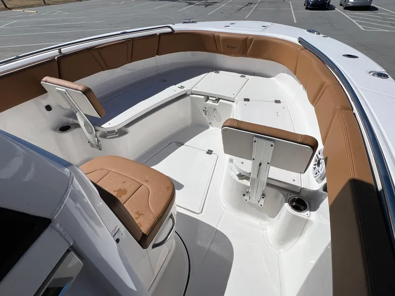 Slide: The Image of Robalo 270 Center Console 2025 - 4