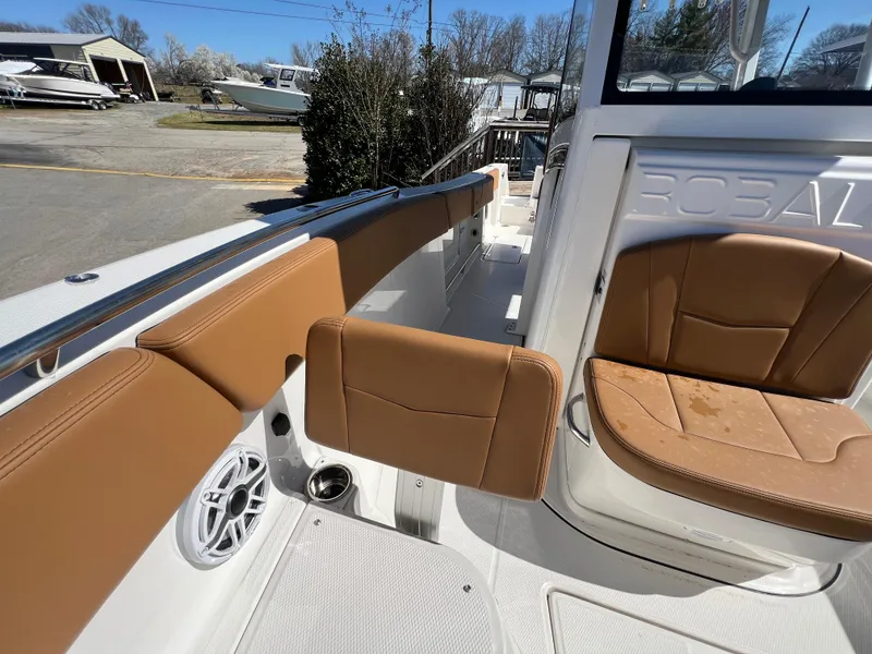 Slide: The Image of Robalo 270 Center Console 2025 - 6