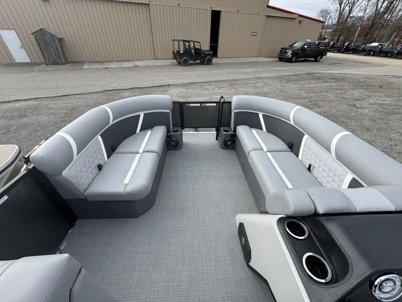 Slide: The Image of Crest Classic 200 SF Pontoon 2025 - 4