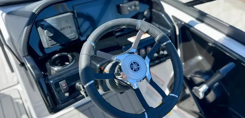 Slide: The Image of Yamaha 195S 2025 - 12