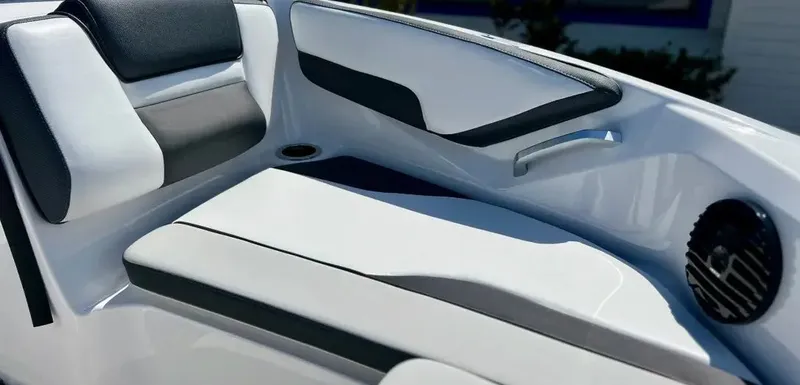 Slide: The Image of Yamaha 195S 2025 - 15