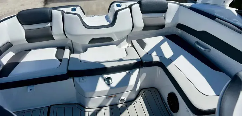 Slide: The Image of Yamaha 195S 2025 - 7