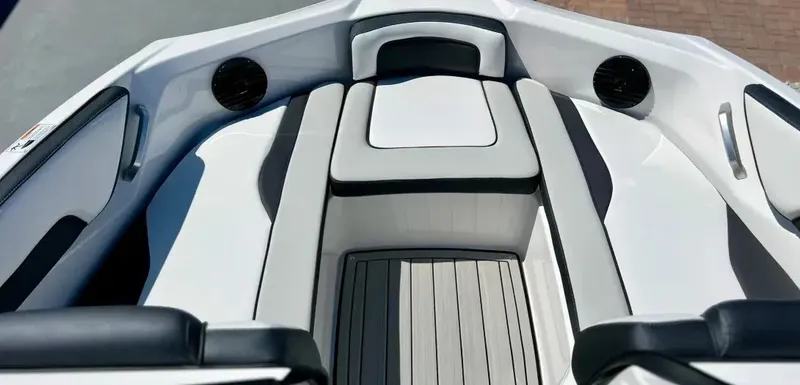 Slide: The Image of Yamaha 195S 2025 - 12