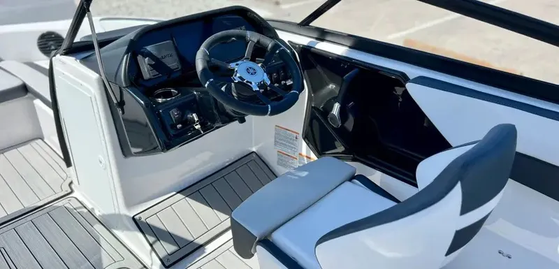 Slide: The Image of Yamaha 195S 2025 - 9