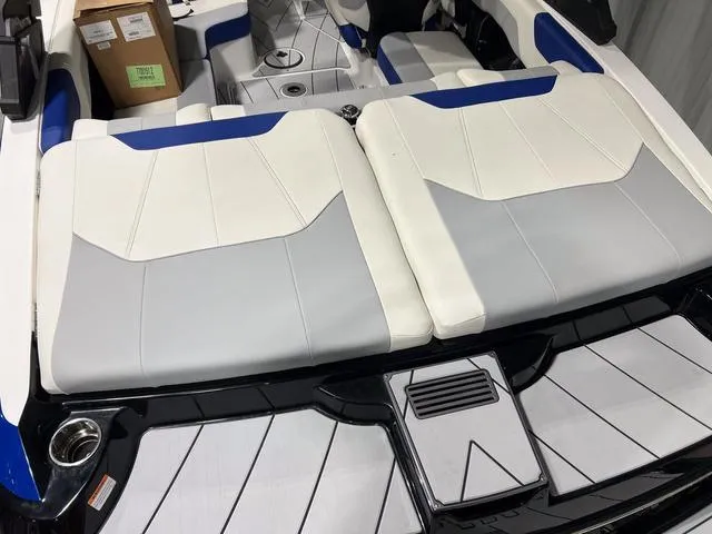 Slide: The Image of Malibu Wakesetter 20 VTX 2025 - 10