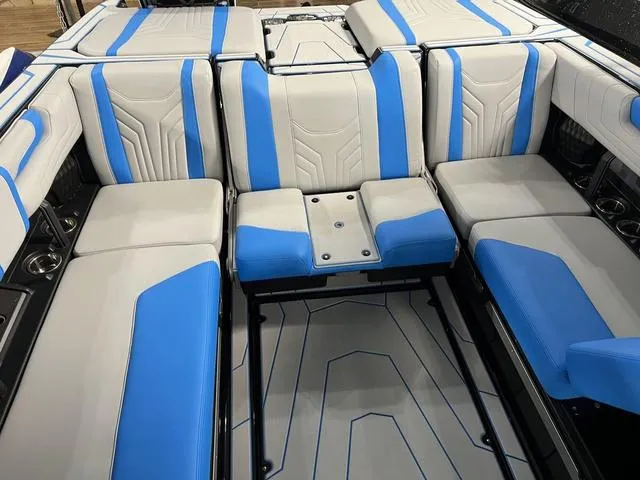 Slide: The Image of Malibu Wakesetter 25 LSV 2025 - 12