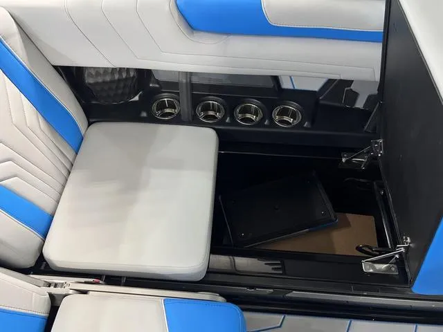 Slide: The Image of Malibu Wakesetter 25 LSV 2025 - 14