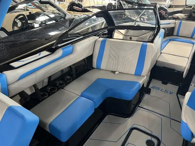 Slide: The Image of Malibu Wakesetter 25 LSV 2025 - 15