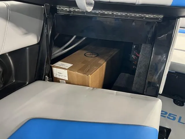 Slide: The Image of Malibu Wakesetter 25 LSV 2025 - 17