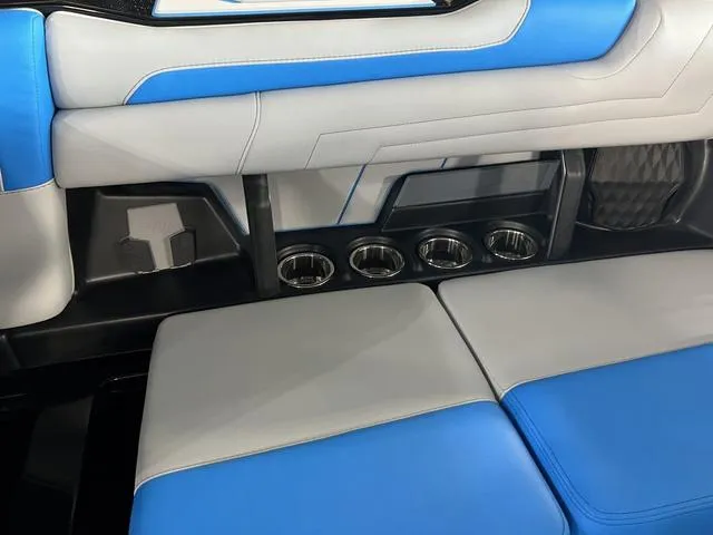 Slide: The Image of Malibu Wakesetter 25 LSV 2025 - 18