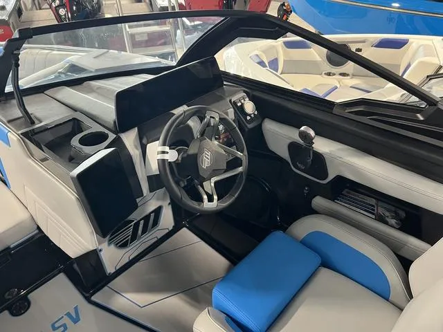 Slide: The Image of Malibu Wakesetter 25 LSV 2025 - 19