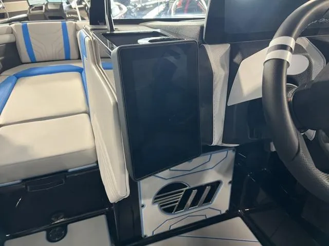 Slide: The Image of Malibu Wakesetter 25 LSV 2025 - 20