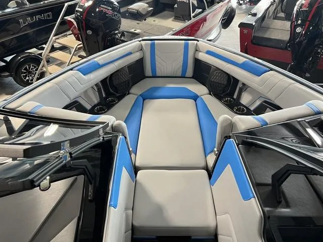 Slide: The Image of Malibu Wakesetter 25 LSV 2025 - 25