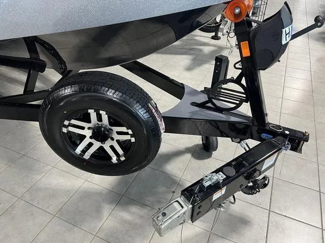 Slide: The Image of Malibu Wakesetter 25 LSV 2025 - 4