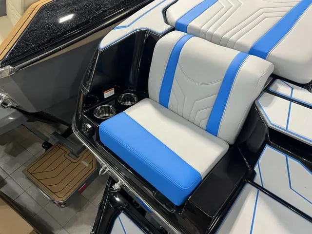 Slide: The Image of Malibu Wakesetter 25 LSV 2025 - 9