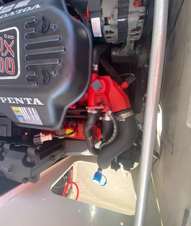 Slide: The Image of 2006 Four Winns 210 Horizon engine compartment with Volvo Penta 5.0 GXI engine. - 16