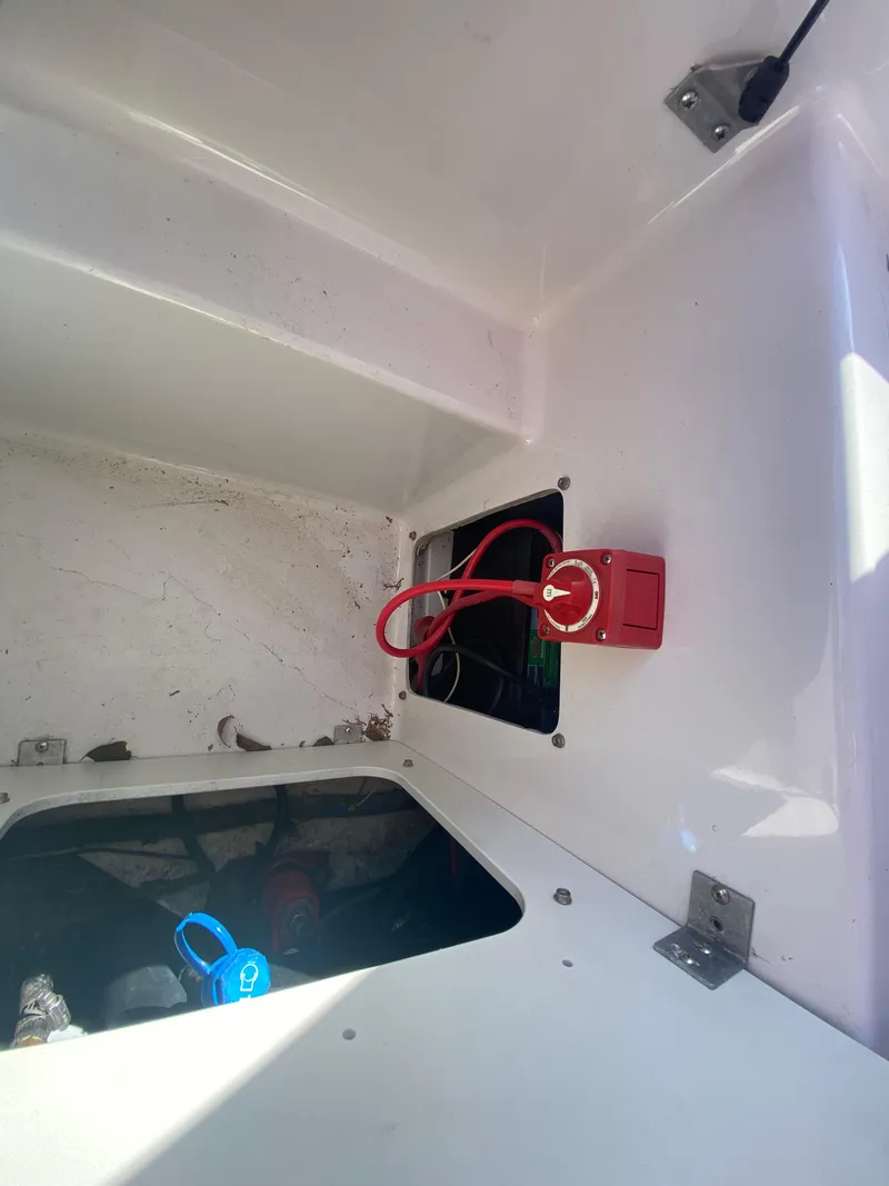 Slide: The Image of 2006 Four Winns 210 Horizon boat interior with battery switch and compartment. - 6