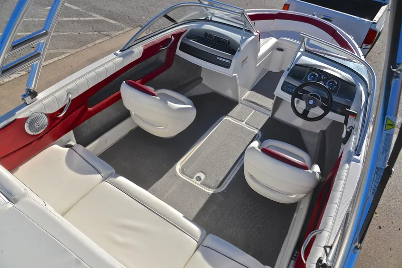 Slide: The Image of Interior of a 2015 Bayliner 195 boat with red and white seating. - 19