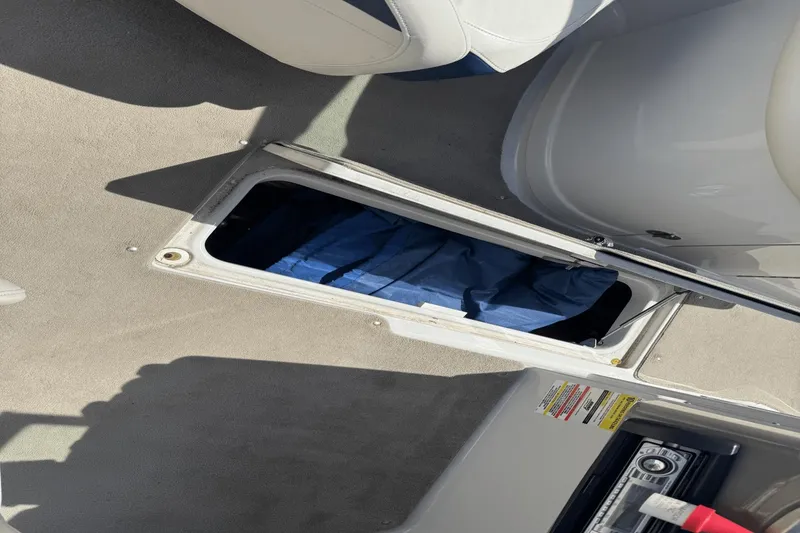 Slide: The Image of Crownline Boats 220 EX 2009 - 18