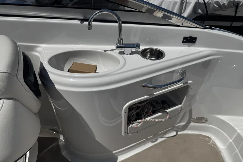 Slide: The Image of Crownline Boats 220 EX 2009 - 20