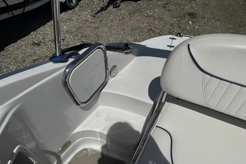 Slide: The Image of Crownline Boats 220 EX 2009 - 22