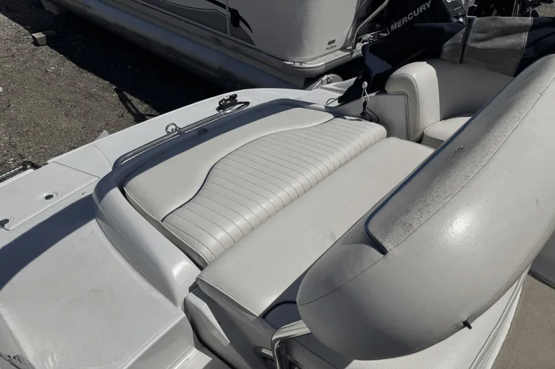 Slide: The Image of Crownline Boats 220 EX 2009 - 23