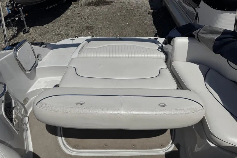 Slide: The Image of Crownline Boats 220 EX 2009 - 24