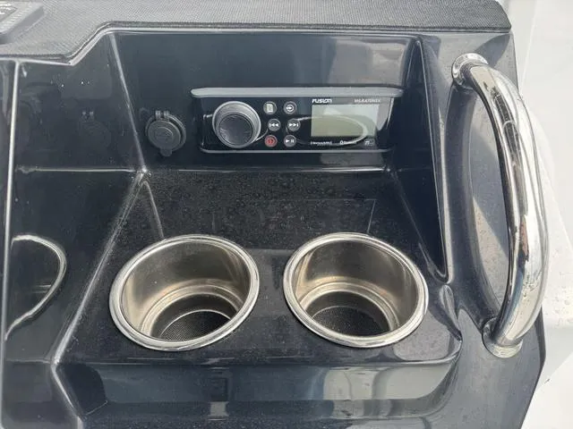 Slide: The Image of Control panel and cup holders on a 2025 Wellcraft 202 Fisherman boat. - 11