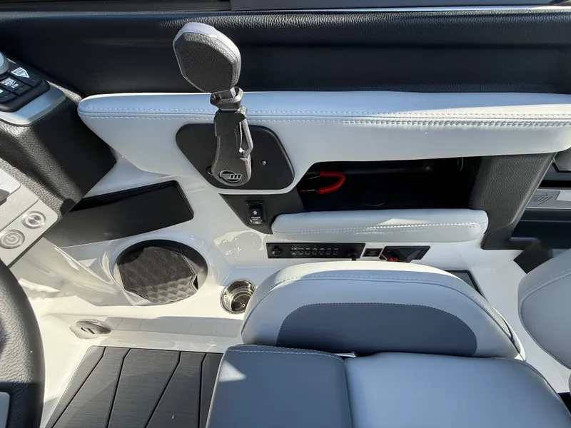 Slide: The Image of Malibu Wakesetter 22 MXZ 2025 - 617