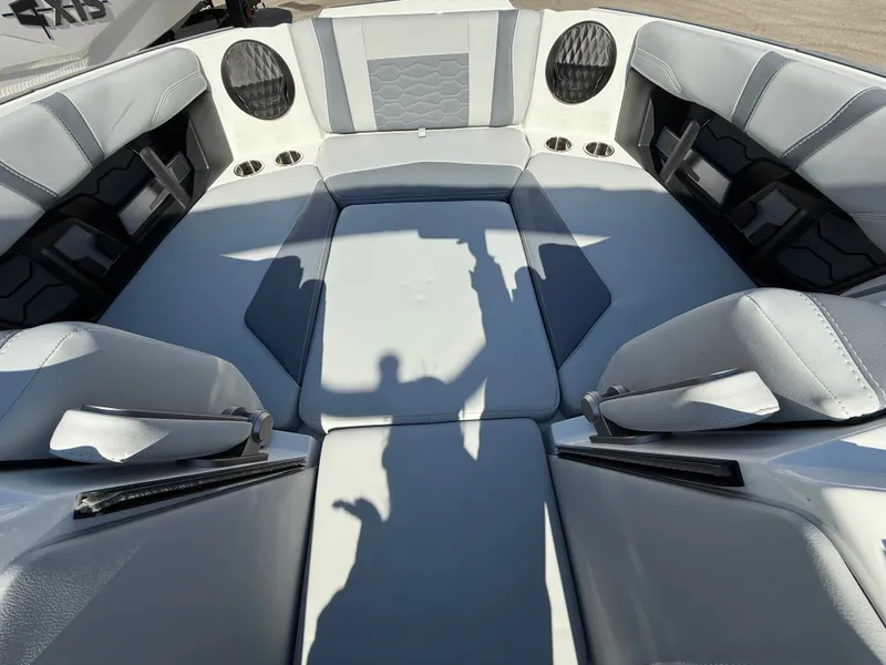 Slide: The Image of Malibu Wakesetter 22 MXZ 2025 - 621