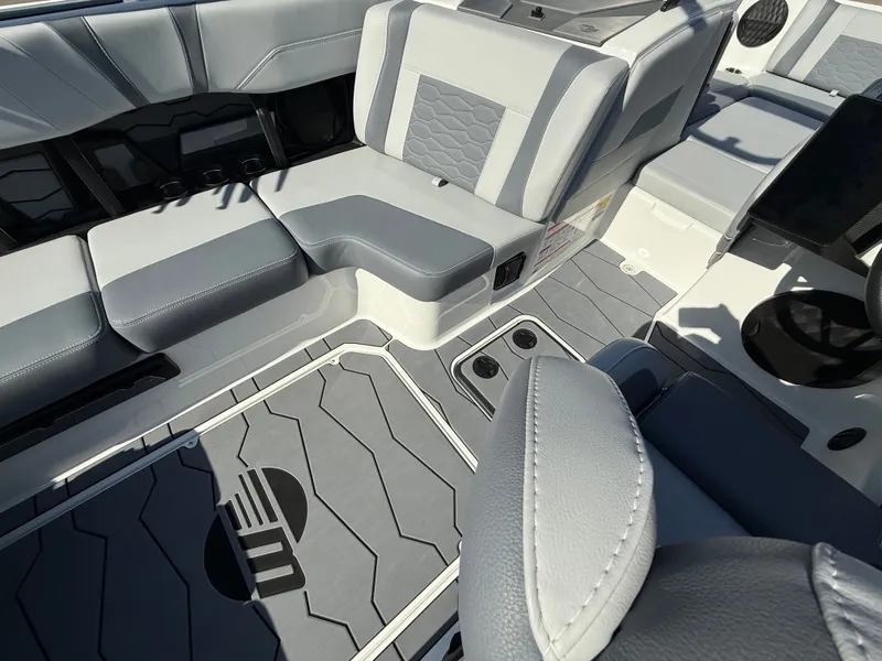 Slide: The Image of Malibu Wakesetter 22 MXZ 2025 - 622