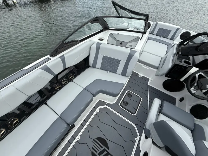Slide: The Image of Malibu Wakesetter 22 MXZ 2025 - 632